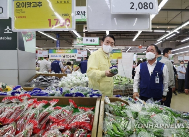 물가 점검하는 윤석열 대통령. 사진=연합뉴스 제공.