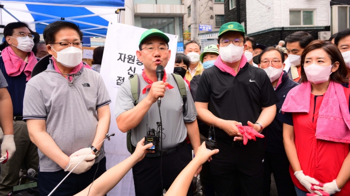 11일 오전 수해 복구 자원 봉사를 위해 서울 동작구 사당동을 찾은 주호영 국민의힘 비상대책위원장이 발언하고 있다. 사진/ 국회사진기자단