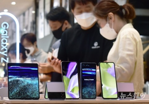 갤플립4, 반값폰 됐다···통신3社, 설 앞두고 '폴더블폰' 실구매가↓