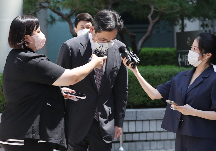 회계 부정과 부당 합병 등의 혐의로 재판에 넘겨진 이재용 삼성전자 부회장이 12일 서초구 서울 중앙지방법원에서 열린 1심 속행공판에 출석해 오전 재판을 마친 뒤 법정을 나서며 인사하고 있다. 사진=연합뉴스