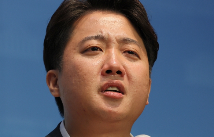 국민의힘 이준석 대표가 13일 오후 국회 소통관에서 기자회견을 열고 당 비상대책위원회 체제 전환에 대한 가처분 신청 등과 관련해 직접 입장을 밝히고 있다. 사진=국회사진기자단