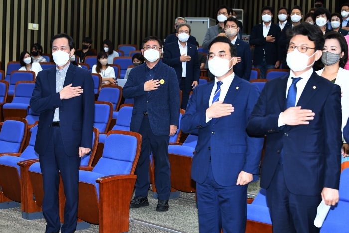 더불어민주당 우상호 비상대책위원장과 의원들이 16일 서울 여의도 국회에서 열린 의원총회에서 국민의례를 하고 있다.사진=이수길기자 Leo2004@newsway.co.kr
