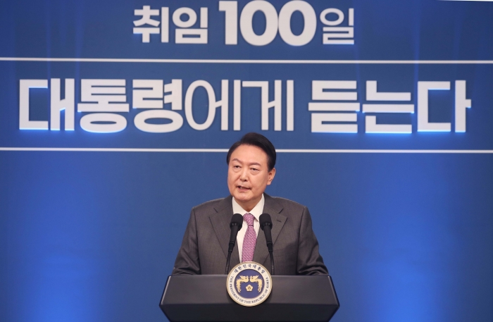 윤석열 대통령이 17일 서울 용산 대통령실 청사에서 열린 취임 100일 기자회견 '대통령에게 듣는다'에서 기자들의 질문에 답변하고 있다. 사진=연합뉴스 제공