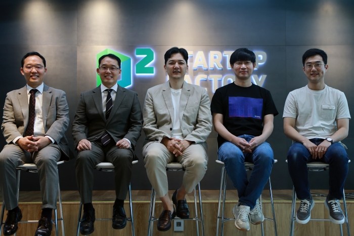 (왼쪽부터) 프리딕티브 윤시중 CSO 윤사중 대표, 가지랩 김영인 대표, 가우디오랩 오현오 대표, 지이모션 인연수 CBO. 사진 = 네이버D2SF 제공