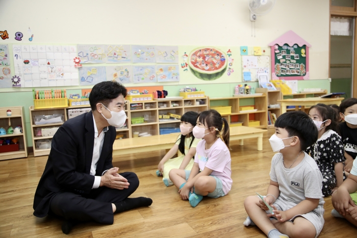 김대중 전라남도교육감이 17일 영암대불초 돌봄교실을 방문하고 있다.