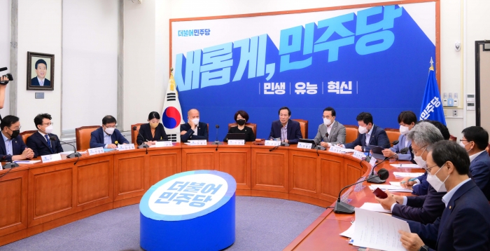 더불어민주당 우상호 비상대책위원장이 17일 오전 국회에서 열린 비상대책위원회의에서 발언하고 있다. 사진=연합뉴스