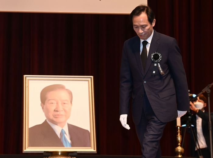 더불어민주당 우상호 비상대책위원장이 18일 국립서울현충원 현충관에서 열린 김대중 전 대통령 서거 13주기 추도식에서 추모사를 마치고 자리로 이동하고 있다 사진=국회사진기자단