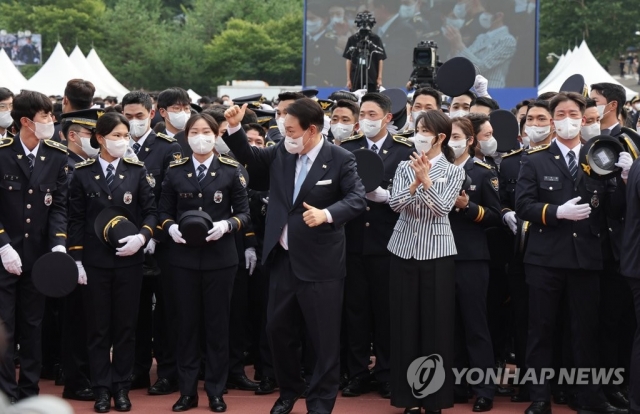 중앙경찰학교 310기 졸업식 참석한 윤석열 대통령 내외. 사진=연합뉴스 제공.
