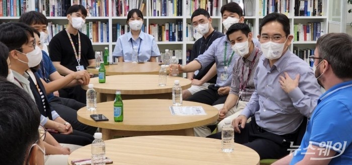 이재용 부회장이 19일 삼성전자 화성캠퍼스에서 임직원들과 간담회를 갖고 이야기를 나누는 모습. 사진=삼성전자 제공