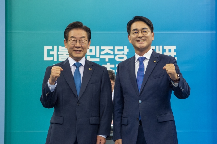 지난 17일 오후 광주 서구 KBS 광주방송총국에서 열린 더불어민주당 당 대표 후보자 방송 토론회에 참석한 이재명, 박용진 후보(왼쪽부터) 토론 시작 전 기념촬영을 하고 있다. 사진=연합뉴스 제공