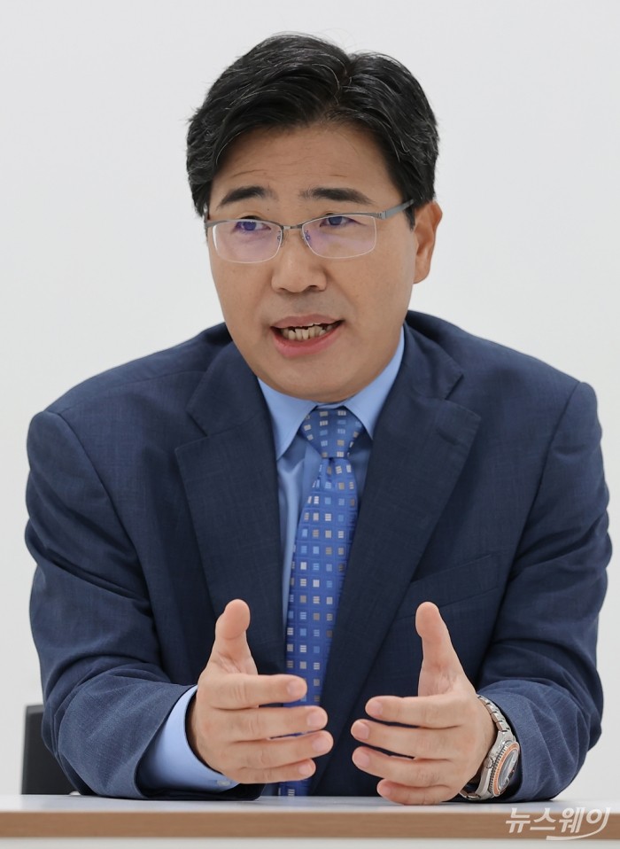 이현우 애터미 해외사업부 전무이사가 지난 19일 충남 공주 애터미 오롯 공장에서 뉴스웨이와 만나 인터뷰를 하고 있다. 사진=이수길 기자 leo2004@newsway.co.kr