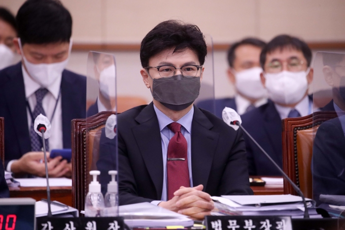 한동훈 법무부 장관이 22일 서울 여의도 국회에서 열린 법제사법위원회 전체회의에 참석해 자리에 앉아 있다. 사진=국회사진기자단