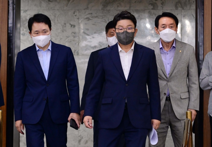 권성동 국민의힘 원내대표가 23일 국회에서 열린 원내대책회의에 참석하고 있다. 사진/ 국회사진기자단