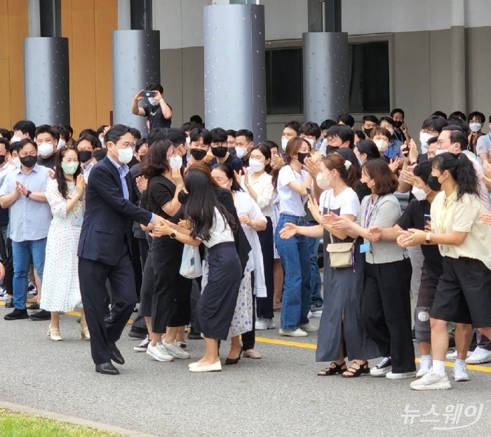 이재용 삼성전자 부회장이 19일 기흥 캠퍼스 내 R&D단지 기공식에 참석한 후 직원들과 인사를 나누고 있다. 사진=삼성전자 제공