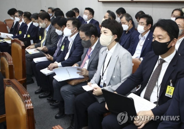 국회에서 열린 운영위 전체회의 참석한 대통령실 수석들. 사진=연합뉴스 제공.