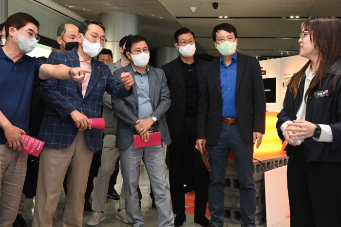 조주완 LG전자 사장(왼쪽에서 두 번째)을 포함한 경영진이 '디자인크루'와 소통하며 GenZ의 생각과 아이디어를 살펴보고 있는 모습 사진=LG전자 제공