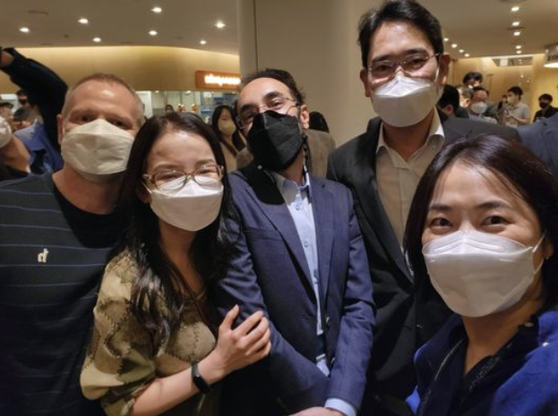 이재용 삼성전자 부회장이 24일 서울 상일동 삼성엔지니어링 글로벌엔지니어링센터(GEC)를 방문한 모습 사진=페이스북 캡쳐