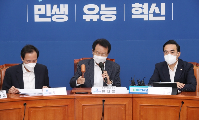 더불어민주당 변재일 중앙위원회 의장이 24일 오전 국회에서 열린 제6차 중앙위원회에서 개회를 선언하고 있다. 사진=연합뉴스