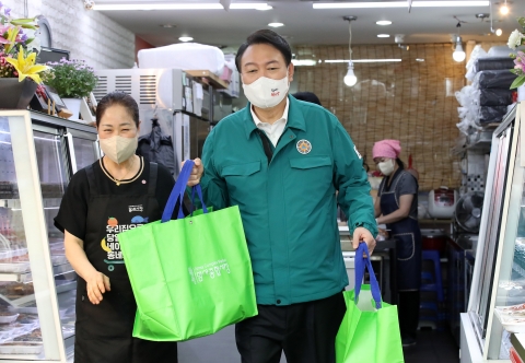 전통시장 방문한 윤 대통령 "소상공인들도 기업가 정신 가져야"