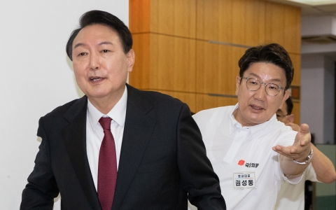 윤 대통령, 여 연찬회 이례적 참석···"전 정권 핑계 더는 국민에 안 통해"