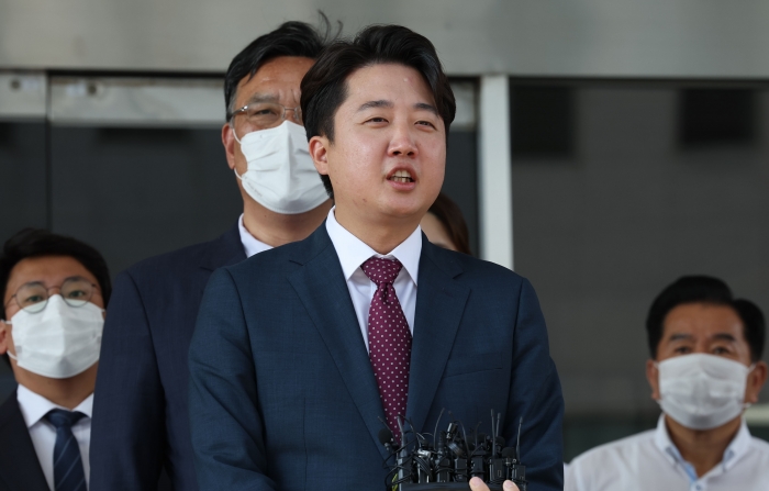 국민의힘 이준석 전 대표가 지난 17일 오후 서울남부지법에서 당 비상대책위원회 효력을 정지해달라며 낸 가처분 신청 사건의 심문을 마친 뒤 취재진의 질문에 답변하고 있다. 이날 이 전 대표 지지 당원들의 모임 '국민의힘 바로세우기'(국바세) 소속 1천500여 명이 비슷한 취지로 낸 효력정지 가처분 신청 사건도 같은 시각, 같은 법정에서 함께 심문이 진행됐다. 사진=연합뉴스 제공