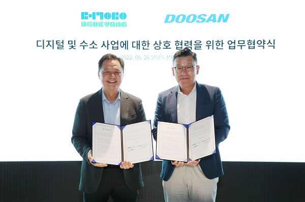 두산에너빌리티 송용진 전략혁신부문장(오른쪽)과 덕양 제임스 김 대표이사가 26일 경기도 분당두산타워에서 열린 '디지털 및 수소 사업에 대한 상호 협력을 위한 업무 협약식'에서 기념촬영을 하고 있다. 사진=두산에너빌리티 제공
