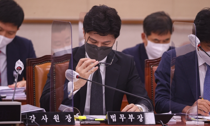 한동훈 법무부 장관이 지난 24일 서울 여의도 국회에서 열린 법제사법위원회 전체회의에서 안경을 벗고 있다. 사진=국회사진기자단