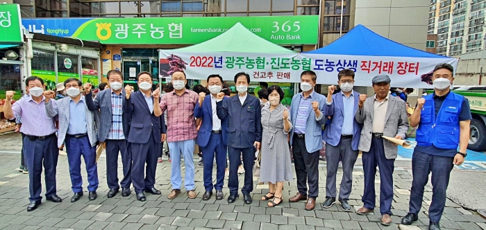 (사진)오른쪽 여섯 번째부터 한진섭 조합장, 주명규 지부장