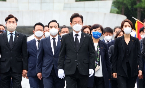 이재명, 첫 지도부 회의 "민주당 갈 길은 실용·민생·개혁" 천명