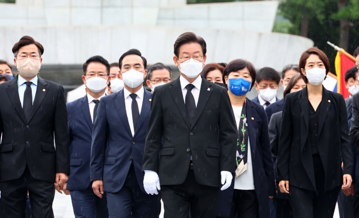 더불어민주당 이재명 신임 당 대표 등 지도부가 29일 오전 서울 동작구 국립서울현충원을 찾아 현충탑에 참배한 뒤 걸어 나오고 있다. 사진=국회사진취재단