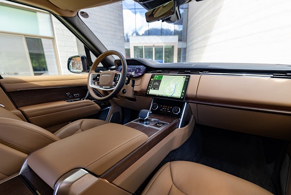 신사의 탈을 쓴 악동...랜드로버 올 뉴 레인지로버 기사의 사진