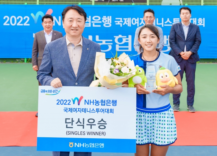 28일 경기도 고양시 농협대학교 내 올원테니스파크에서 열린 2022 NH농협은행 국제여자테니스투어가 끝난 뒤 NH농협은행 권준학 은행장(왼쪽)과 대회 단식 우승자인 오카무라 교카(오른쪽)가 기념촬영을 하고 있다./사진=NH농협은행 제공