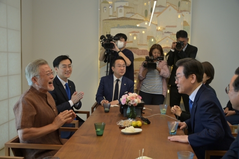 '당 화합' 강조한 문재인·이재명···"친명과 친문 그룹은 같아"