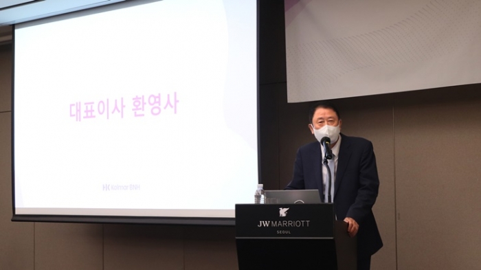 김병묵 콜마비앤에이치 공동대표가 루바브뿌리추출물 세미나에서 환영사를 전하고 있다. 사진=콜마비앤에이치 제공