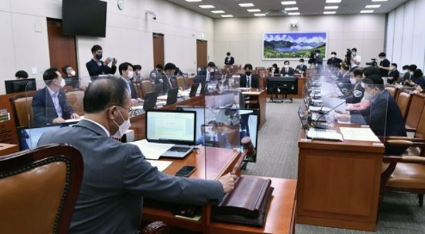 30일 국회에서 열린 외교통일위원회 전체 회의에서 윤재옥 위원장이 의사봉을 두드리고 있다. 사진=연합뉴스