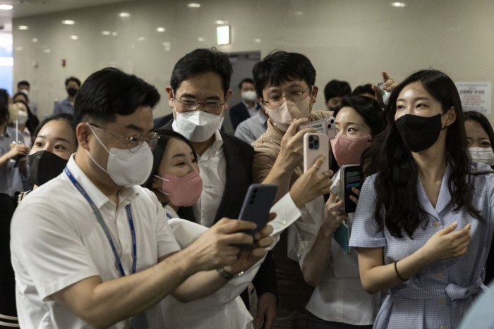 이재용 삼성전자 부회장이 30일 서울 송파구 소재 삼성SDS 잠실캠퍼스에 방문해 직원들과 함께 사진을 찍고 있다. 사진=삼성전자 제공