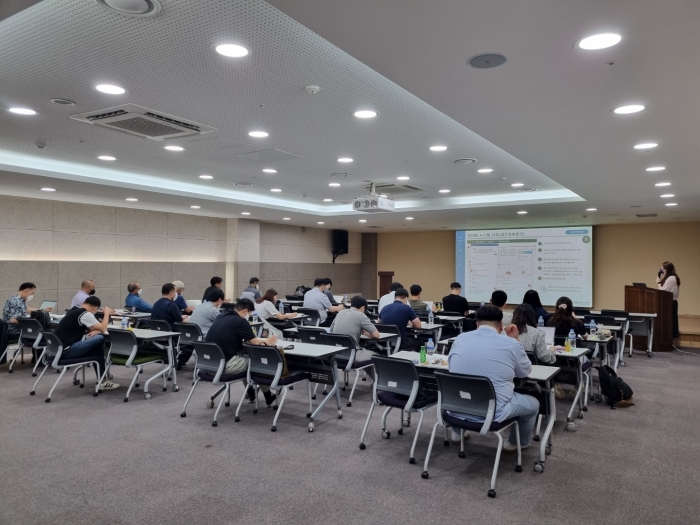 전남테크노파크가 '2022년 스마트공장 보급·확산사업' 실무자 교육을 진행하고 있다.