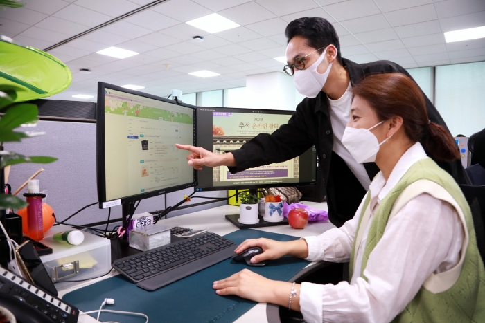 삼성 직원들이 추석 맞이 온라인 장터에서 상품을 구입하는 모습. 사진=삼성전자 제공