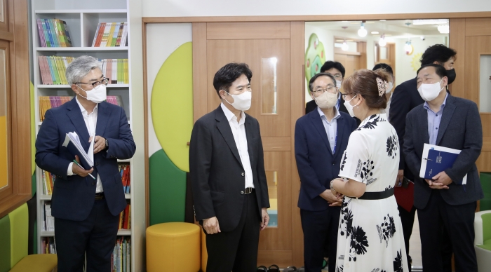 김대중 전라남도교육감이 30일 직장보육시설인 전라남도교육청 꿈자람어린이집을 방문해 시설관리 직원들과 만남의 시간을 갖고 있다.