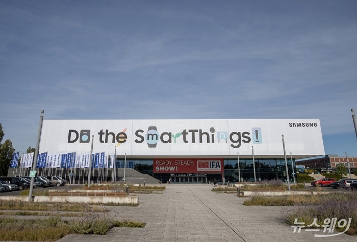 삼성전자가 오는 2~6일(현지시간) 독일 베를린 '메세 베를린(Messe Berlin)'에서 열리는 유럽 최대 가전전시회 'IFA 2022'에 앞서 삼성 단독 전시장이 마련된 '시티큐브 베를린(City Cube Berlin)' 건물 외관에 '스마트싱스'를 통한 새로운 소비자 경험을 강조하는 'Do the SmartThings'를 표현한 옥외 광고를 설치했다. '시티큐브 베를린'은 총 3층에 해당되는 건물로 2014년부터 삼성전자가 건물 전체를 단독으로 사용해 각종 전시는 물론 거래선 미팅, 내부 회의 등 다양한 목적으로 사용하고 있다. 사진=삼성전자 제공