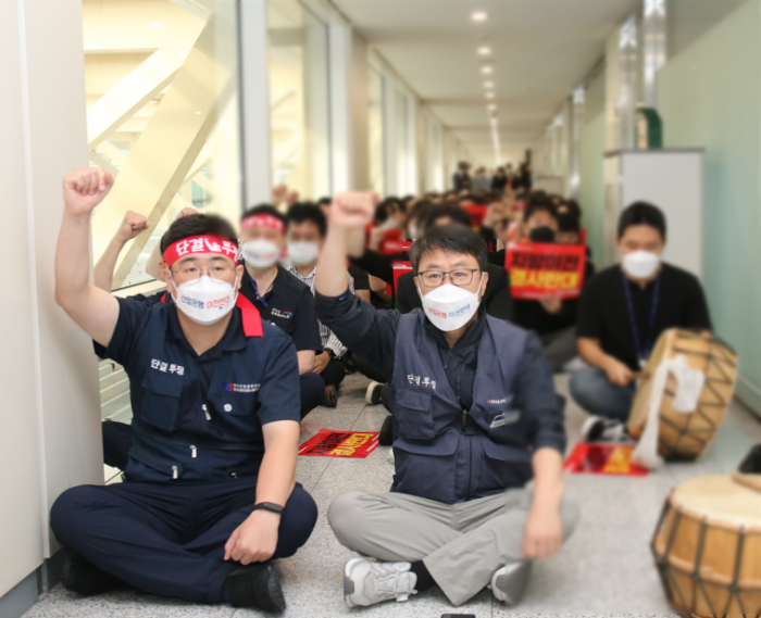 1일 오전 서울 여의도 산업은행 본점 회장실 앞에서는 산은 직원 약 400여명이 부산 이전에 반대하는 집회가 진행됐다./사진=산업은행 노동조합 제공