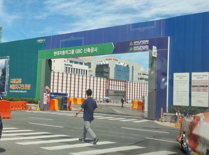 서울 강남구 삼성동 옛 한국전력부지에 지어지는 글로벌비지니스센터 현장 입구. 사진=장귀용 기자