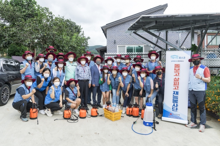 광양제철소가 3일 옥룡면 산본마을에서 연합봉사를 펼친 뒤 기념촬영하고 있다.