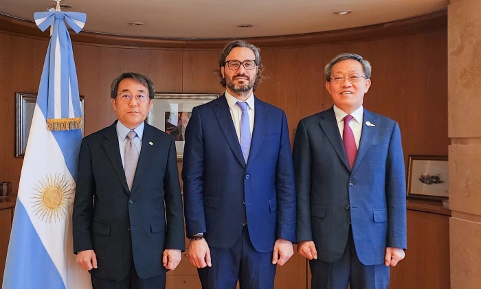 왼쪽부터 장명수 주아르헨티나 한국대사, 산티아고 카피에로(Santiago Cafiero) 외교통상부 장관, 정탁 포스코 대표이사 사장. 사진=포스코그룹 제공