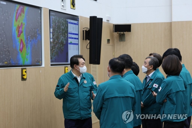 윤석열 대통령, 태풍 힌남노 비상대책회의 주재. 사진=연합뉴스 제공.