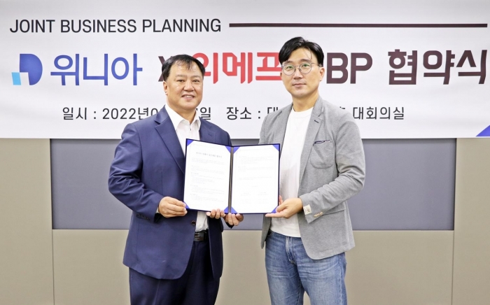 (좌측부터) 전상필 위니아 상무, 박진석 위메프 제휴본부 실장/사진=위메프 제공