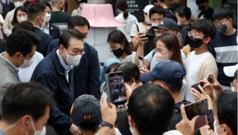 윤 대통령 향한 '싸늘한' 추석 민심···"이렇게 못할 줄 몰랐다"·"왕놀이 하려 하나"