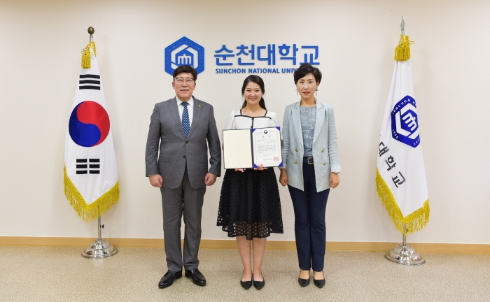 우즈베키스탄 유학생 맙두나 학생(가운데)이 글로벌청소년 ESG희망포럼 대회서 여성가족부 장관상 수상했다. 사진(왼쪽)고영진 순천대 총장 (오른쪽)천지연 순천대 국제교류교육본부장