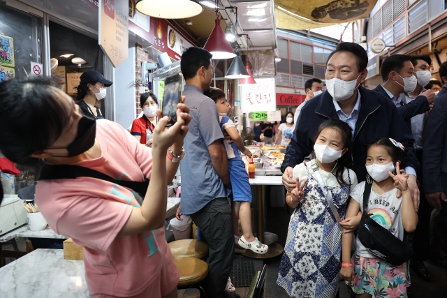 추석연휴 첫날 통인시장 방문한 윤석열 대통령. 사진=대통령실 제공