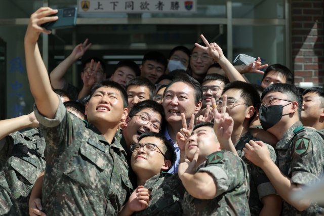 추석당일 군 장병과 만난 윤 대통령. 사진=대통령실 제공.
